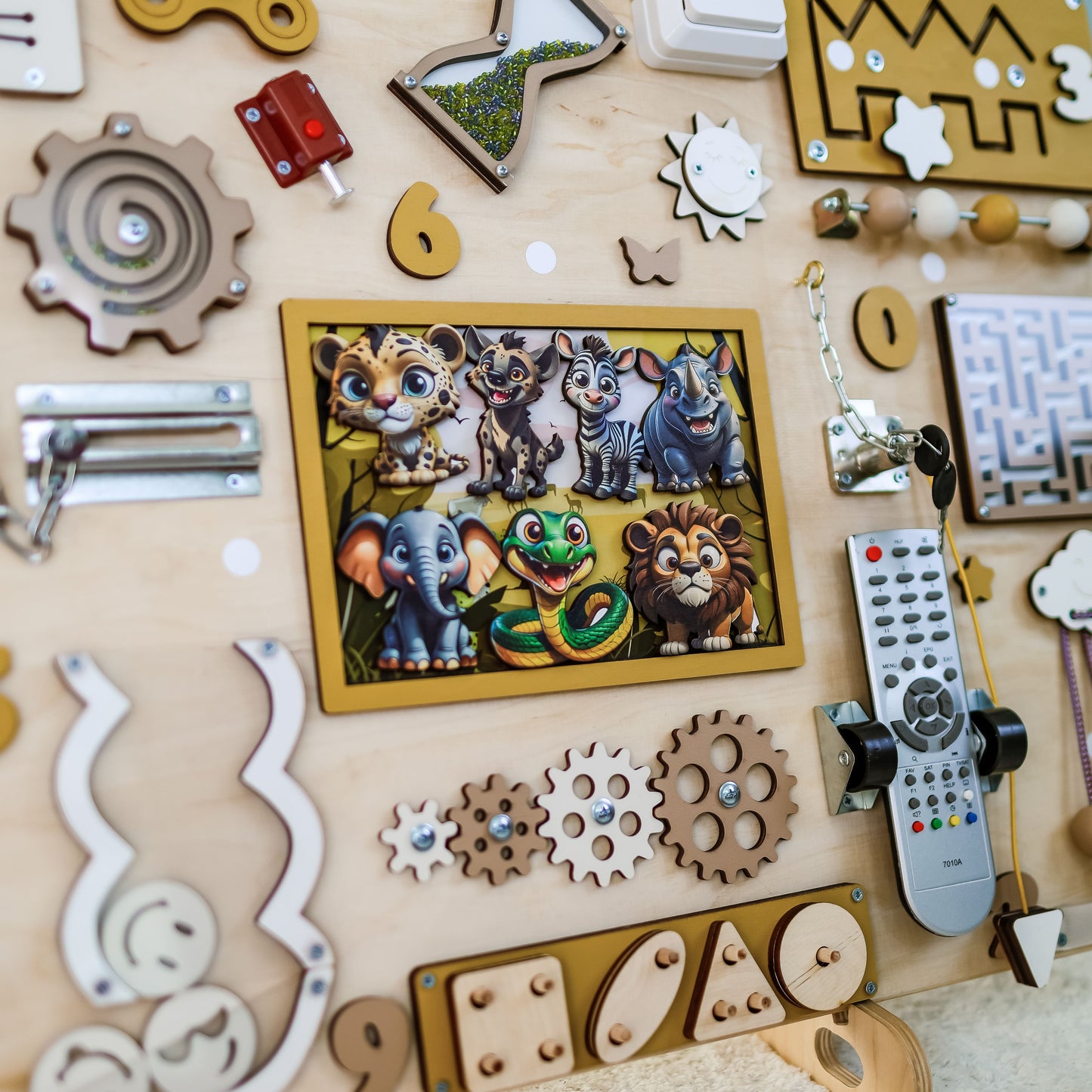 Safe and non-toxic sensory play board with realistic magnetic animals