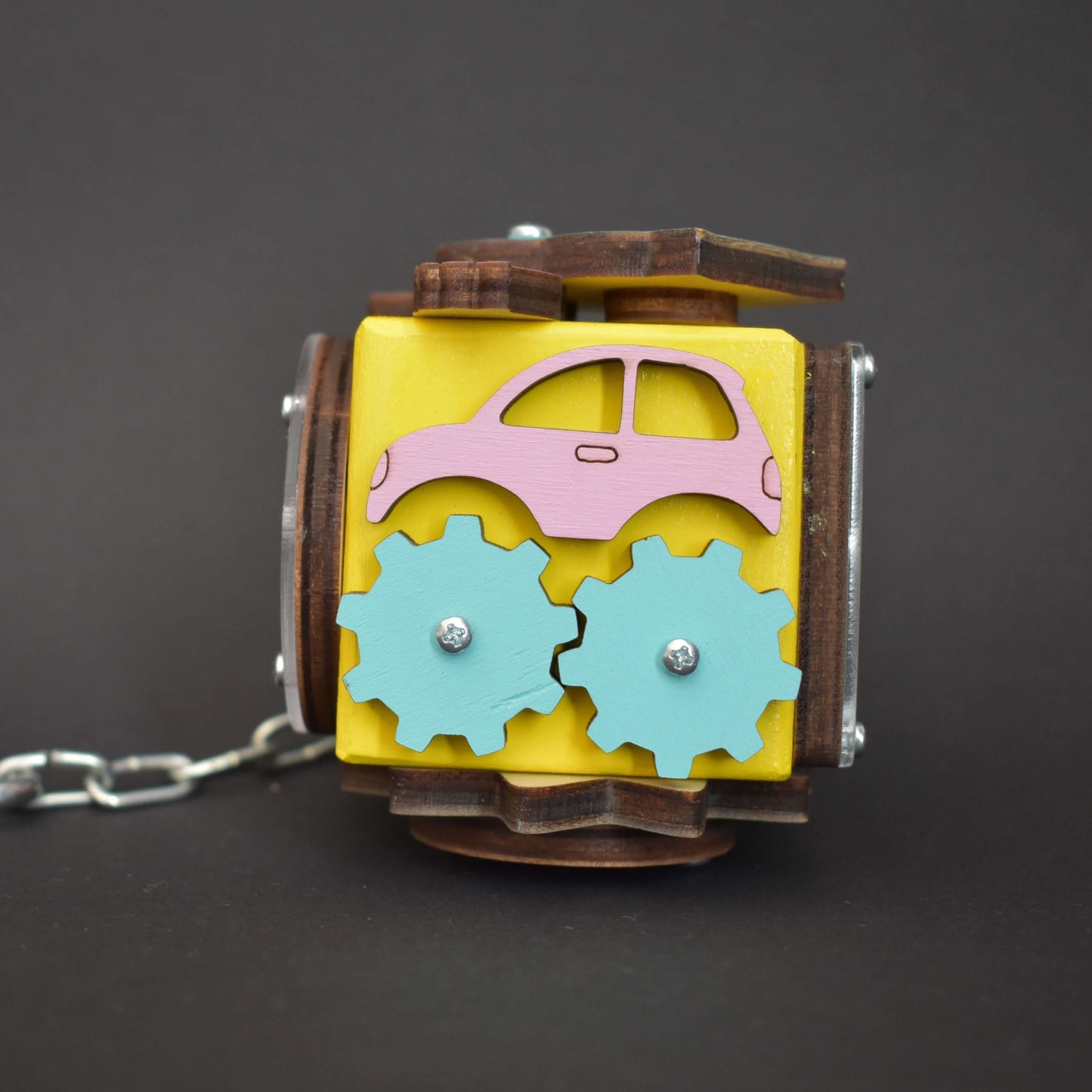 Toddler toy cube with gear mechanism