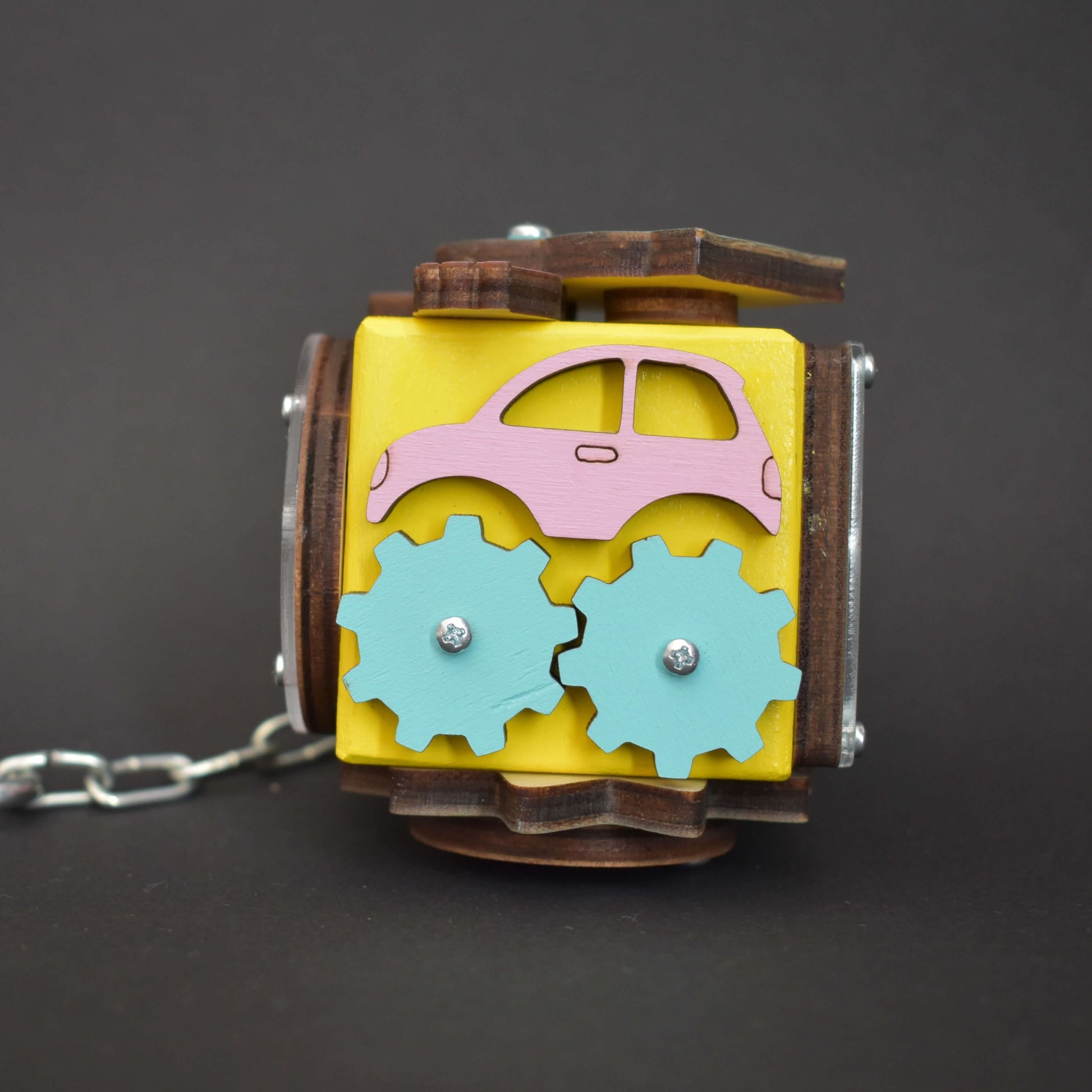 Toddler toy cube with gear mechanism
